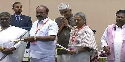 ஊரக சுகாதாரத்தில் தமிழ்நாடு 3ம் இடம் - குடியரசுத் தலைவரிடமிருந்து விருதுபெற்ற அமைச்சர்