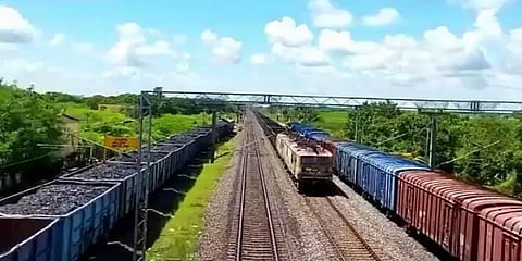 115.80 மெட்ரிக் டன் சரக்குகளை ஏற்றிச் சென்று இந்திய ரயில்வே சாதனை.!