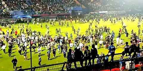 இந்தோனேசியா: கால்பந்து போட்டியின் போது ரசிகர்களுக்குள் மோதல் - 174 பேர் பலி!