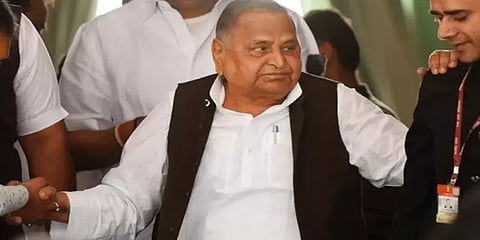 முலாயம் சிங் யாதவின் உடல்நிலை கவலைக்கிடம் - மருத்துவமனைக்கு விரைந்த அகிலேஷ் யாதவ்