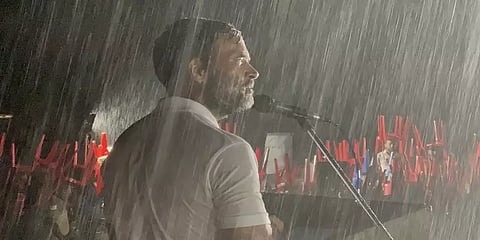 மைசூர்: கொட்டும் மழையில் நனைந்தபடி பொதுக்கூட்டத்தில் பேசிய ராகுல் காந்தி