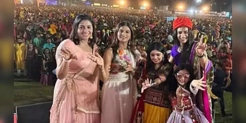 குஜராத்: நவராத்திரி விழாவில் பாரம்பரியம் மிக்க கர்பா நடனமாடி அசத்திய பி.வி.சிந்து!