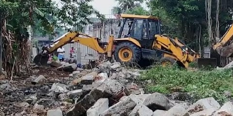 திருவள்ளூர்: பட்டியலின மக்களுக்கு பாதிப்பாக இருந்ததாக தீண்டாமை சுவர் இடிப்பு.!