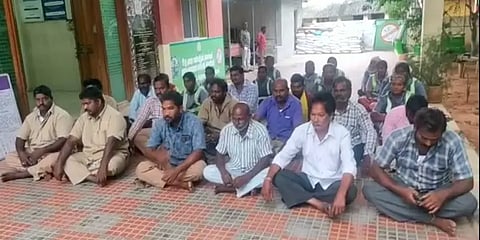 `2 மாசமா எங்களுக்கு சம்பளமே வரலை’- பணி புறக்கணிப்புடன் தர்ணா செய்த தூய்மை பணியாளர்கள்