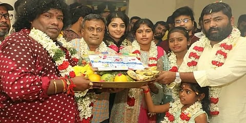 கதை திரைக்கதை வசனம் எழுதி ஹீரோவாக நடிக்கும் யோகிபாபு- படப்பிடிப்பு பூஜை தொடக்கம்