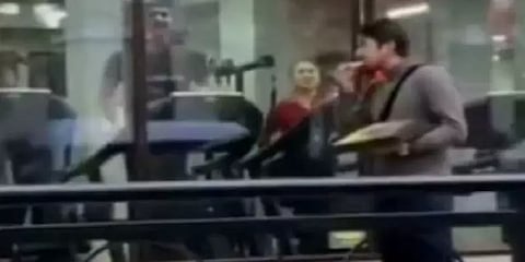 ”உனக்கு பிடிக்குமா? எனக்கும் பிடிக்கும்” ஜிம் வாசலில் பீட்சாவை காட்டி வெறுப்பேற்றிய இளைஞர்