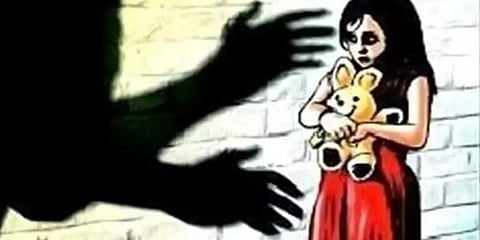 அழுதுகொண்டே வீட்டிற்கு வந்த 6 வயது சிறுமி.. பெற்றோர் விசாரித்ததில் வெளியான பகீர் தகவல்!