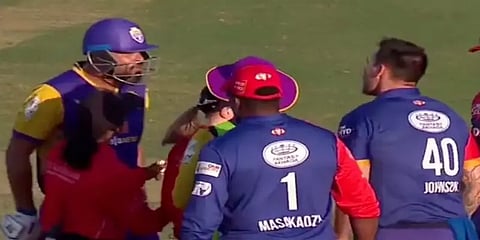 யூசுப் பதானை தள்ளிவிட்ட மிட்செல் ஜான்சன் - லெஜண்ட்ஸ் லீக் கிரிக்கெட்டில் நிகழ்ந்த மோதல்