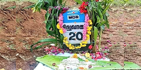 மைல் கல்லுக்கு ஆயுத பூஜை: நடிகர் விவேக்கின் காமெடியை நினைவுப்படுத்தும் அதே நிகழ்வு