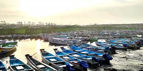 சூரைக்காற்றுடன் சீற்றமான கடல்: மீன்பிடிக்கச் செல்லாத மீனவர்கள் - அணிவகுத்து நிற்கும் படகு