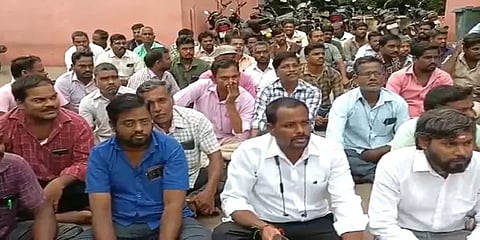 பணி நீக்கம் செய்யப்பட்ட சுங்கச் சாவடி ஊழியர்கள் குடும்பத்துடன் உண்ணாவிரதம்