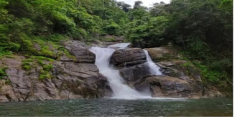 அபாய பலகையைப் பொருட்படுத்தாமல் அருவியில் குளித்த 3 இளைஞர்கள் பரிதாபமாக உயிரிழப்பு!