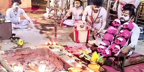 திருச்சி: மண்டை ஓடுகளை மாலையாக அணிந்து அகோரிகள் கொண்டாடிய நவராத்திரி