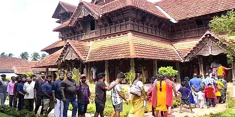 தொடர் விடுமுறை எதிரொலி: பத்மநாபபுரம் அரண்மனையை காணக் குவிந்த சுற்றுலா பயணிகள்