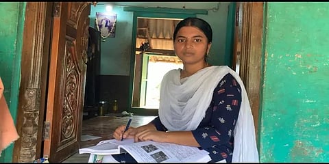 ’நல்ல மார்க் இருக்கு.. ஆனா நீட் தடையா இருக்கு’! மருத்துவக் கனவில் மண்பாண்ட தொழிலாளி மகள்!!