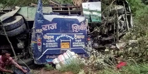 திருமண விழாவில் கலந்து கொள்ள பேருந்தில் சென்றவர்கள் 25 பேர் உயிரிழப்பு; நிதி அறிவிப்பு