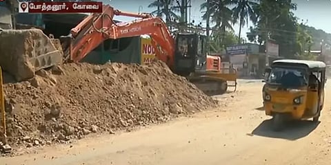 `வெயில்னா புழுதி; மழைன்னா சகதி... இதாங்க எங்க கதி!’ -ஆடி அசைந்து அவதியுறும் கோவை மக்கள்