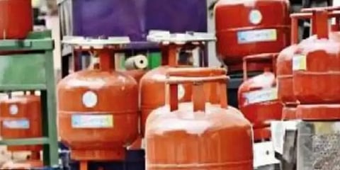 ’’வெல்கம் முன்னா, சோட்டு’’ - தமிழக ரேஷன் கடைகளில் விரைவில் கேஸ் சிலிண்டர்கள் விற்பனை!