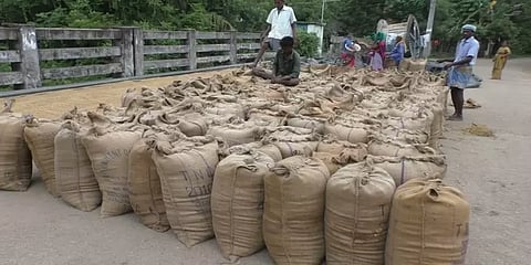 நேரடி நெல் கொள்முதல் நிலையம் செயல்படாததால் 2000 நெல் மூட்டைகளுடன் விவசாயிகள் காத்திருப்பு!