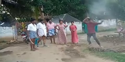 இடத்தகராறில் திமுக பிரமுகரின் வெறிச்செயல் - தீ வைப்பு, விரட்டி விரட்டி அடித்து அட்டகாசம்!