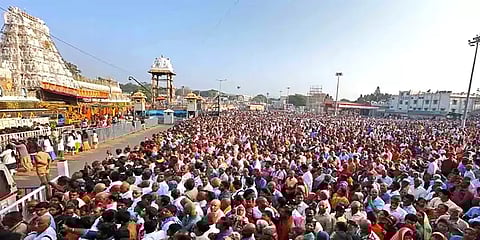 திருப்பதியில் குவிந்த பக்தர்கள் 36 மணி நேரம் காத்திருந்து சாமி தரிசனம்