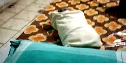 இறந்து பிறந்த குழந்தையை கழிப்பறையில் வீசிய அவலம் - உறவினர்கள் வாக்குவாதம்