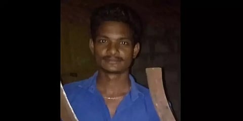 ஒரு வயது குழந்தையின் கையில் ’பட்டா கத்தி’ கொடுத்து கேக் வெட்டச்சொன்ன சித்தப்பா கைது