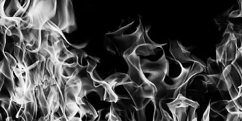 வேறு மதத்தைச் சேர்ந்த பெண்ணுடன் காதல் - ஊராரே இளைஞரை தீவைத்துக் கொன்ற அவலம்