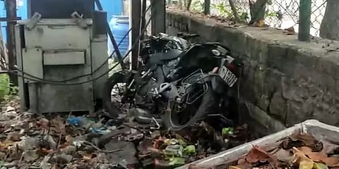 சென்னை: சாலையை கடக்க முயன்ற பெண் மீது அதிவேகமாக வந்த பைக் மோதி விபத்து.!