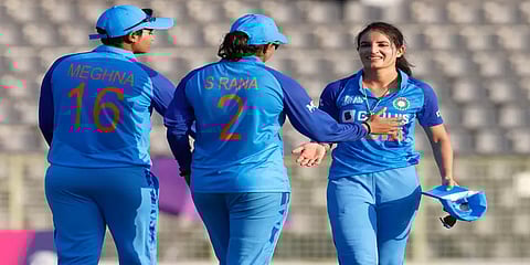 மகளிர் ஆசிய கோப்பை: வங்கதேசத்தை வீழ்த்தி அரையிறுதி வாய்ப்பை உறுதி செய்த இந்திய அணி