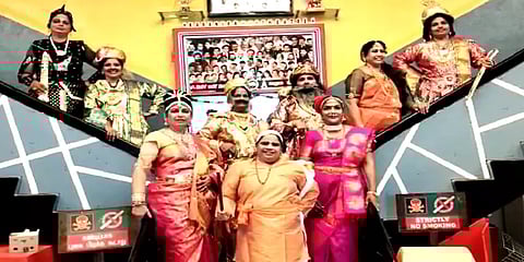 ஆதித்த கரிகாலன், குந்தவையாக வேடமணிந்து பொன்னியின் செல்வன் படம் பார்க்க வந்த ரசிகர்கள்