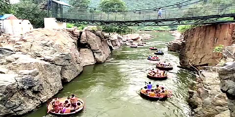 தொடர் விடுமுறை எதிரொலி: ஒகேனக்கல்லில் குடும்பம் குடும்பமாக குவிந்த சுற்றுலா பயணிகள்!