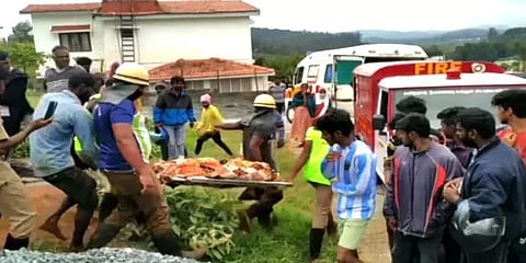 சுவர் அமைக்க பள்ளம் தோண்டியபோது திடீர் மண் சரிவு... பணியிலிருந்தோர் உயிரிழப்பு