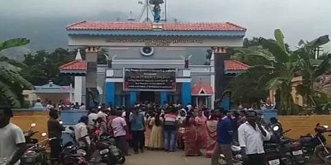 மேட்டூர்: பாலியல் குற்றச்சாட்டுக்கு ஆளான பாதிரியாரை தேவாலயத்தில் பணியமர்த்த எதிர்ப்பு