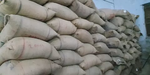 `பார்க்க பச்சரிசி போல இருக்கு; சுங்கக்கட்டணம் செலுத்துங்க’- தேங்கிய 2000 டன் இட்லி அரிசி