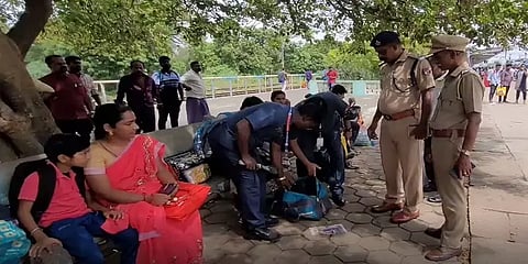 தீபாவளி பண்டிகையொட்டி வெடி பொருட்களை ரயிலில் எடுத்து செல்ல தடை.! ரயில்வே போலீசார் சோதனை.!