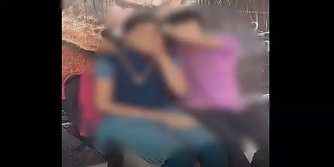 பஸ் ஸ்டாப்பிலேயே பள்ளி மாணவிக்கு தாலி கட்டிய பாலிடெக்னிக் மாணவன் - வைரலாகும் பகீர் வீடியோ