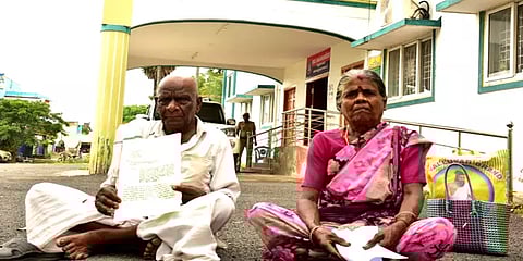 "சொத்த புடுங்கிட்டு மகன்கள் வெரட்டிட்டாங்க?" - பேருந்து நிலையத்தில் தஞ்சமடைந்த தம்பதி!