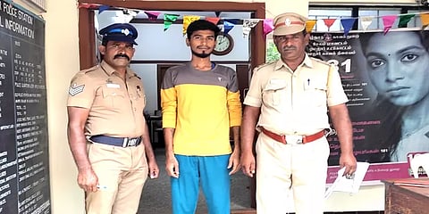 போலீஸ் வாகனத்தையே நடுரோட்டில் மறித்து கத்தியை காட்டி மிரட்டிய ரவுடி.. சேலத்தில் பரபரப்பு