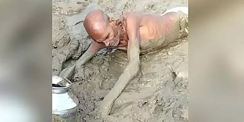 குடிநீருக்காக உயிரை பணயம் வைத்த உ.பி முதியவர்! இடுப்பளவு சகதியில் சிக்கிய பரிதாபம்!