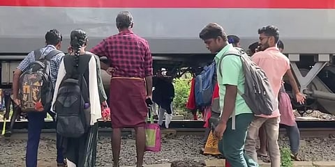 பள்ளிக்கு தாமதமானதால் ஆபத்தை உணராமல் ரயிலுக்கு அடியில் நடந்து செல்லும் மாணவ மாணவியர்!