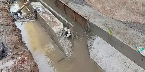 பணிகள் நடைபெறும்போதே இடிந்து விழுந்த கழிவுநீர் கால்வாய்.. அப்ப.. அந்த ரூ.80 லட்சம் செலவு?