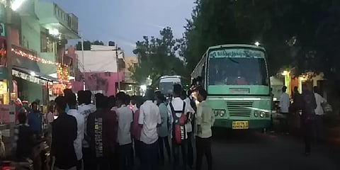 திடீரென பேருந்தை இயக்க மறுத்த ஓட்டுனர்.. சாலையில் மறியல் செய்த மாணவர்கள்-ஆரணியில் பரபரப்பு