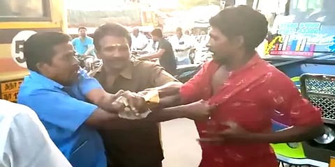 மது போதையில் போகாத ஊருக்கு டிக்கெட் கேட்டு நடத்துனருடன் வாக்குவாதம்! வீடியோ