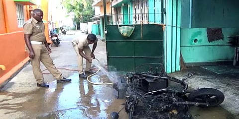 எடப்பாடி: ஸ்டார்ட் செய்தபோது திடீரென தீப்பிடித்து எரிந்த எலக்ட்ரிக் ஸ்கூ.ட்டர்!