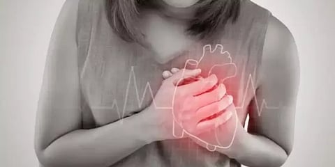 கண்டுக்காமல் விடாதீங்க! - பெண்களுக்கு முன்கூட்டியே தெரியுமாம் மாரடைப்பின் இந்த அறிகுறி!