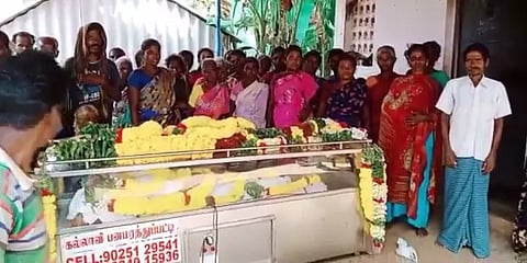 50 வருடங்களாக பயன்படுத்தி வந்த வழி அடைப்பு: பிணத்துடன் போராட்டம்