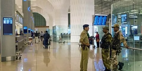 கடத்து... மாட்டு.. ரிப்பீட்டு! -மும்பை ஏர்போர்ட்டில் ரூ.8 கோடி மதிப்புள்ள தங்கம் பறிமுதல்