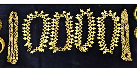 துபாய் டூ தெலங்கானா: விமானத்தில் கடத்திவரப்பட்ட 1.4 கிலோ தங்கம் பறிமுதல் - 2 பெண்கள் கைது