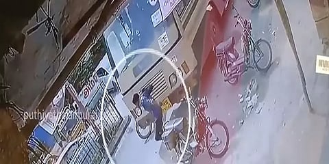 போட்ரா பிரேக்க...! ஓட்டுநரின் சாமர்த்தியத்தால் நூலிழையில் உயிர் தப்பிய இளைஞர்கள்!